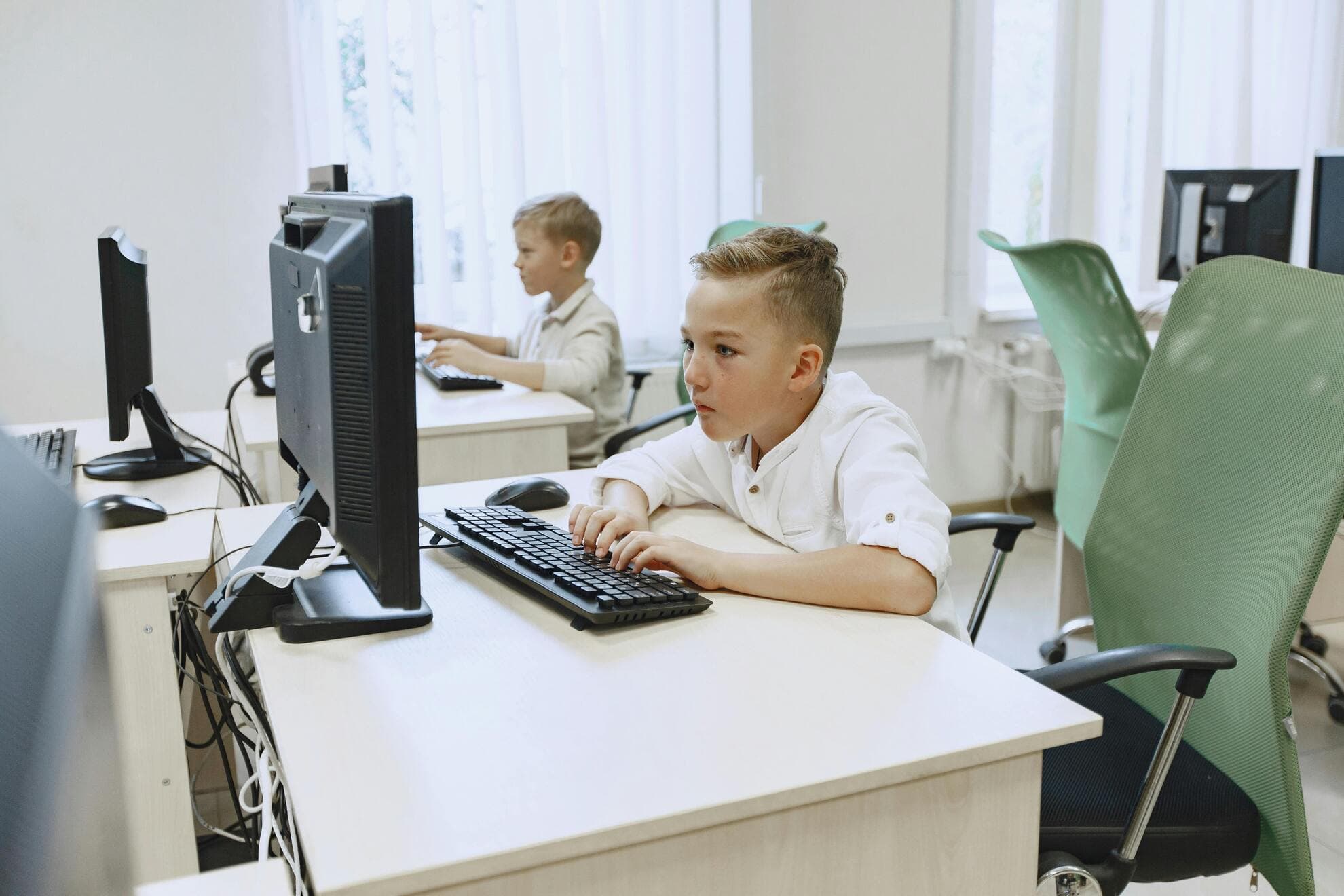 ¿La inteligencia artificial vuelve perezosos a los niños? Hechos y mitos sobre la IA en la educación
